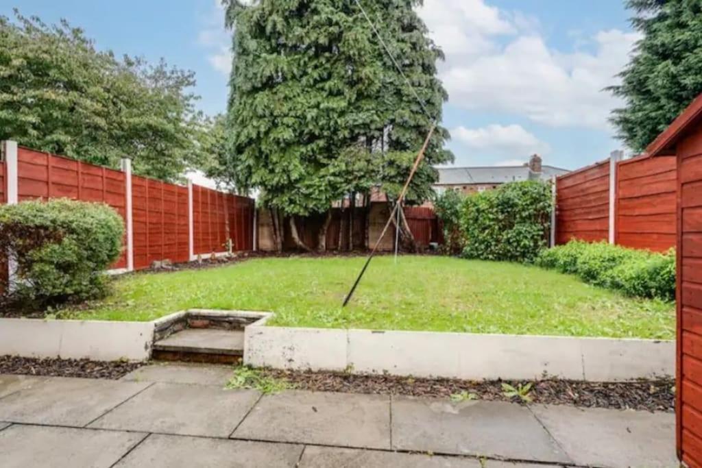 Newly Renovated House Near Trafford Centre Manchester Exterior foto
